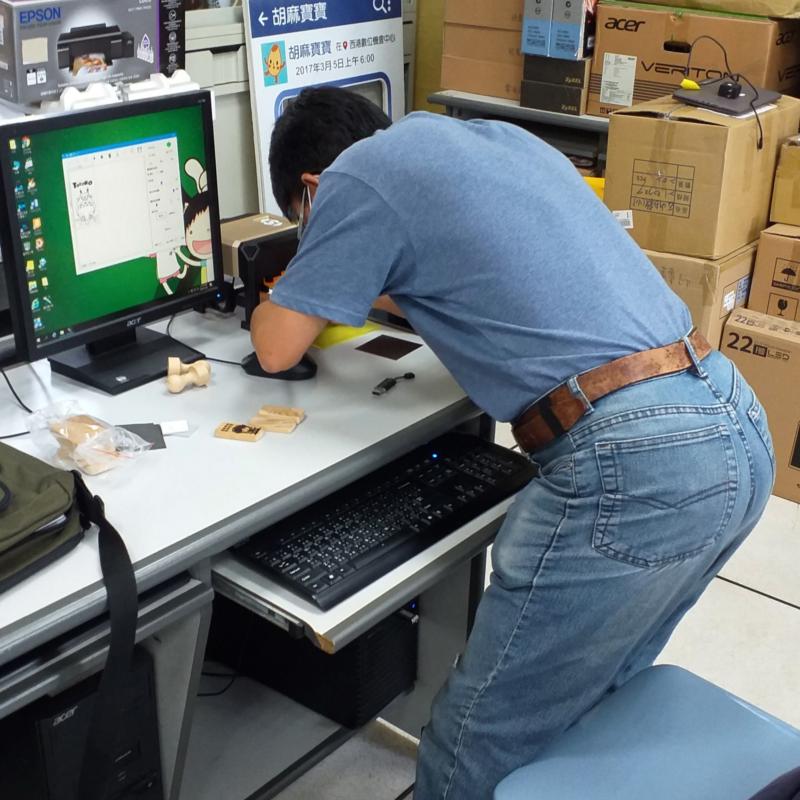 學員調整雷雕機的設定