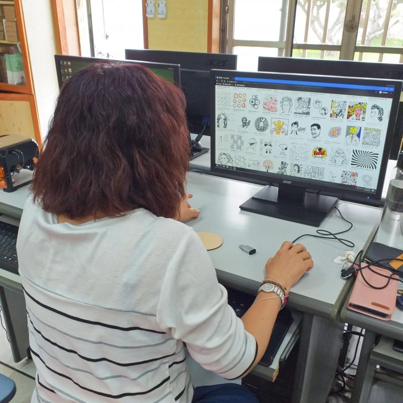 學員學習上網搜尋特定格式的圖片