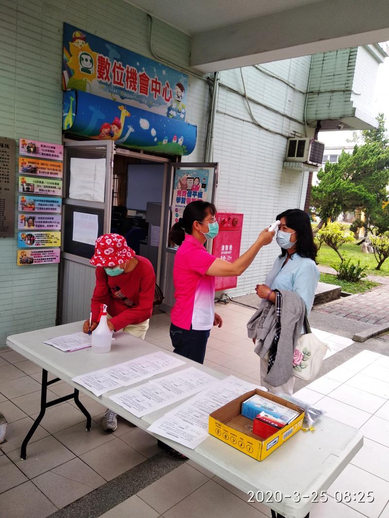 配合防疫新型冠狀病毒肺炎， 鹿滿行動DOC到社區開課也一同守護民眾的健康。 進教室前額溫量測保平安   ＃體溫量測不可少＃駐點化身俏護士＃填寫健康聲明卡大家上課學習安心又放心