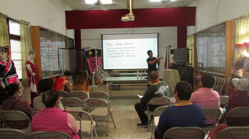 老師向學員解說空拍機的基本操作