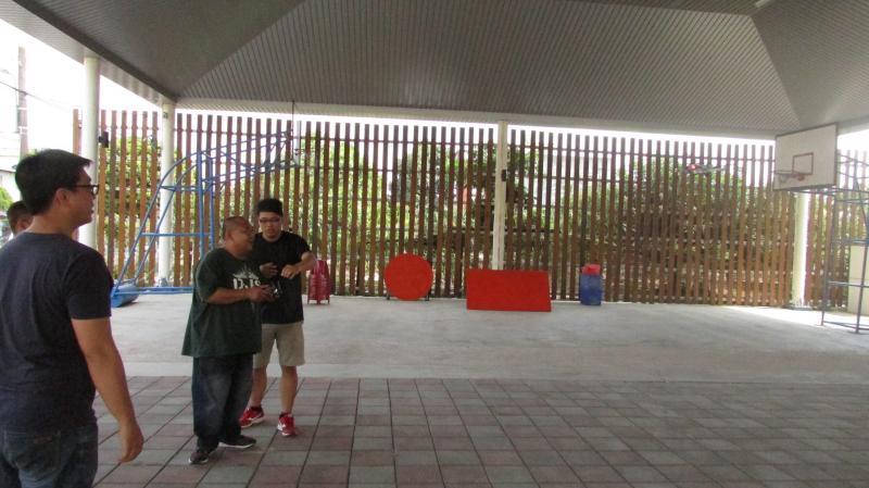 學員實地操作空拍機