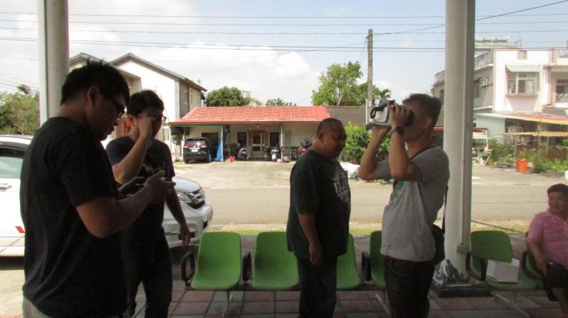 學員透過VR頭盔看在地空拍的景色。