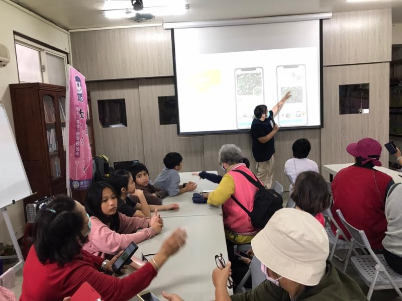 老師利用簡報介紹形色APP應用程式  如何下載,操作步驟