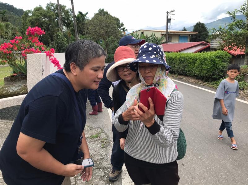 學員向老師提問問題  老師細心講解指導