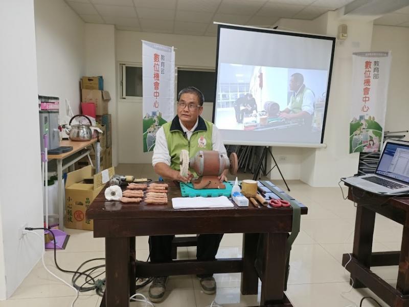 張火爐老師介紹製作文昌筆的工具