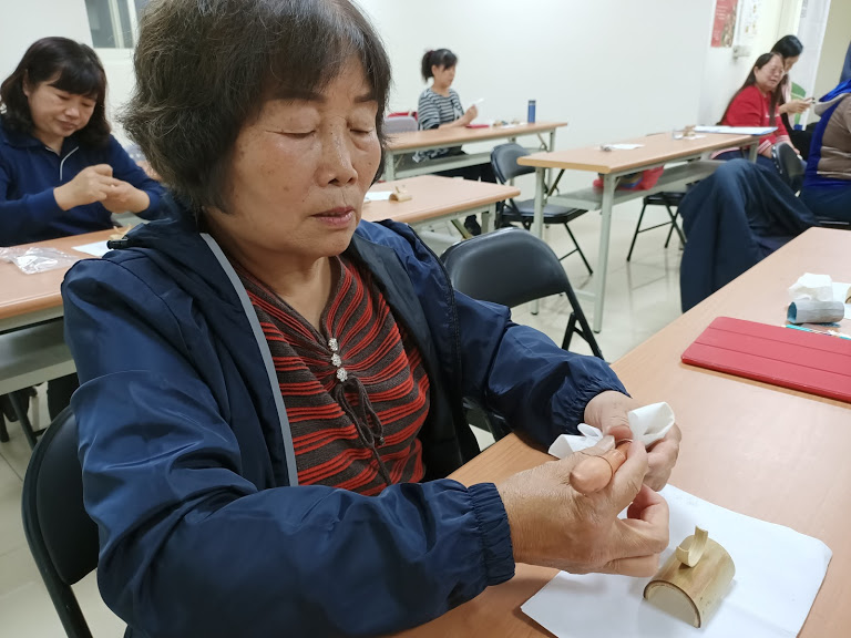 學員認真的磨製筆身