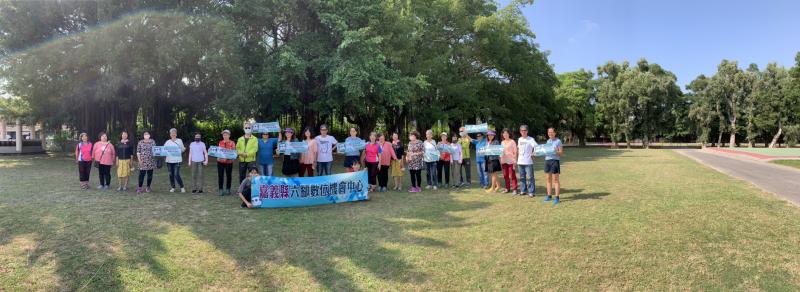 大家一起拍全景照