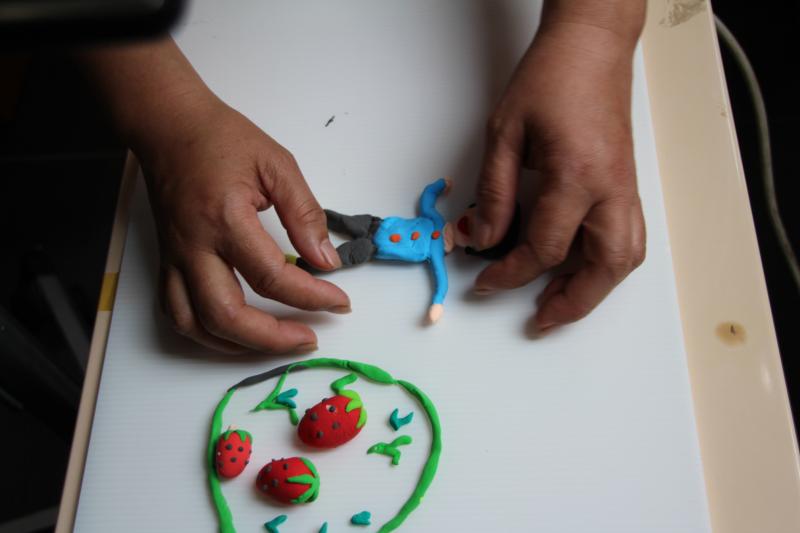 學員阿慕尹用黏土揑出自己辛苦栽種的草莓園，是不是真的很像呢？