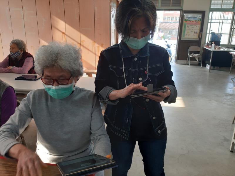 學員互相學習如何製作QR Code/姓名貼