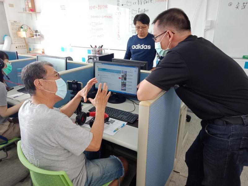 學員與講師討論課程內容編輯方式