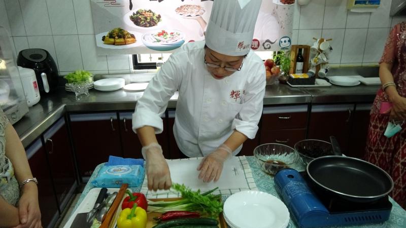 主廚講解做菜注意事項及秘訣