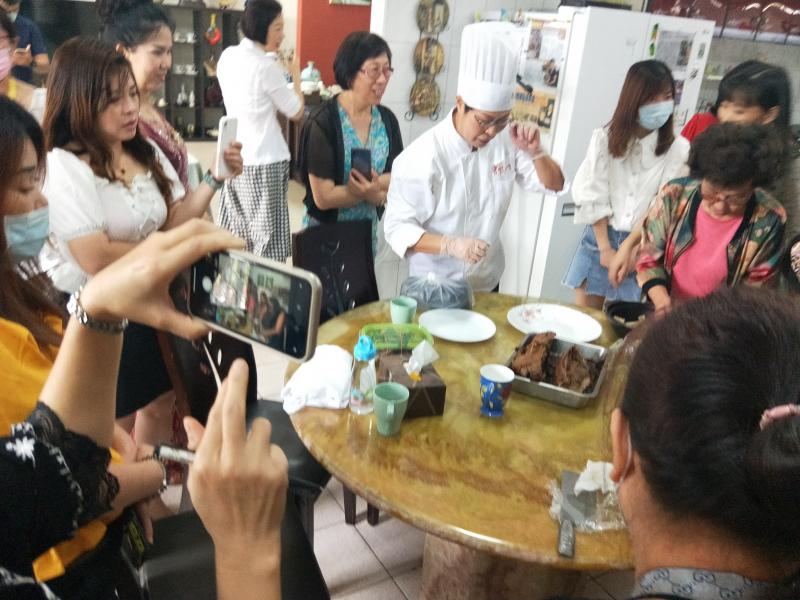 新住民姐妹專注課程並拍照及錄影做記錄