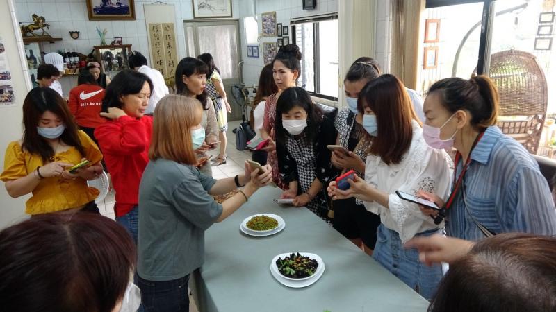 學員認真學習並互相討論