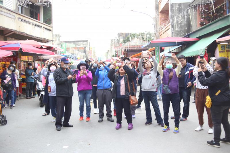 全部學員拿起手機，在老師的指導下，拍攝通霄在地人最愛去拜拜的拱天宮。