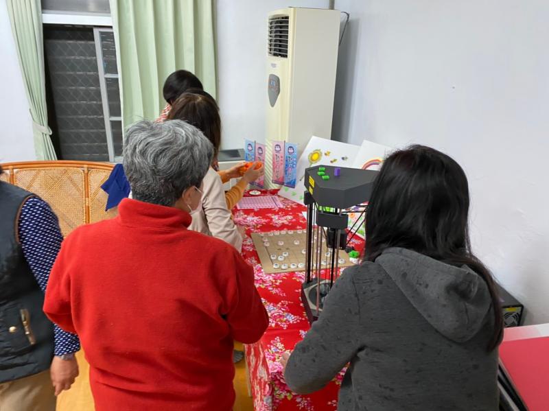 學員實際觀察3D列印列出的產品。