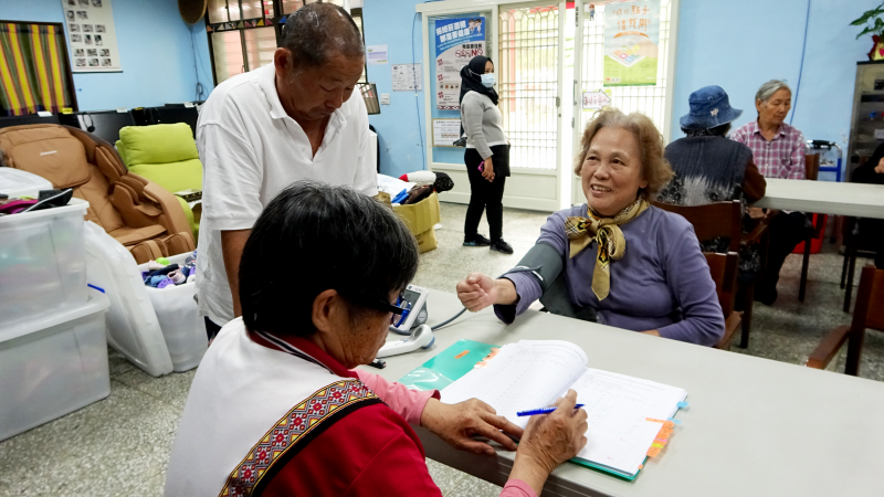 長者課程前，防疫措施與生活關懷。