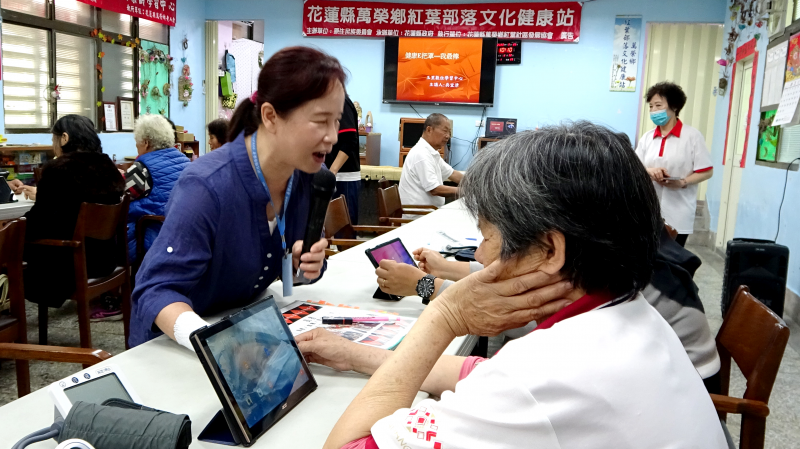 老師細心的慢慢帶領長者接觸並認識平板的功能。