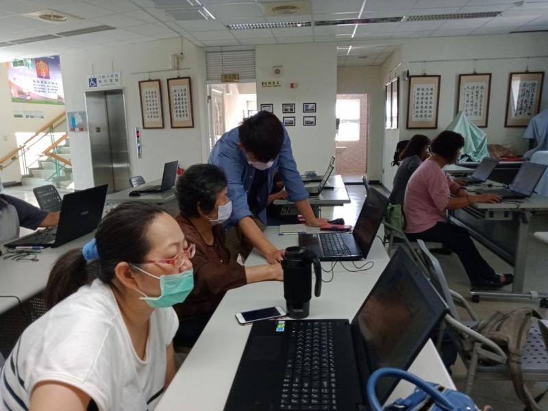 老師細心的教，學員認真的學習