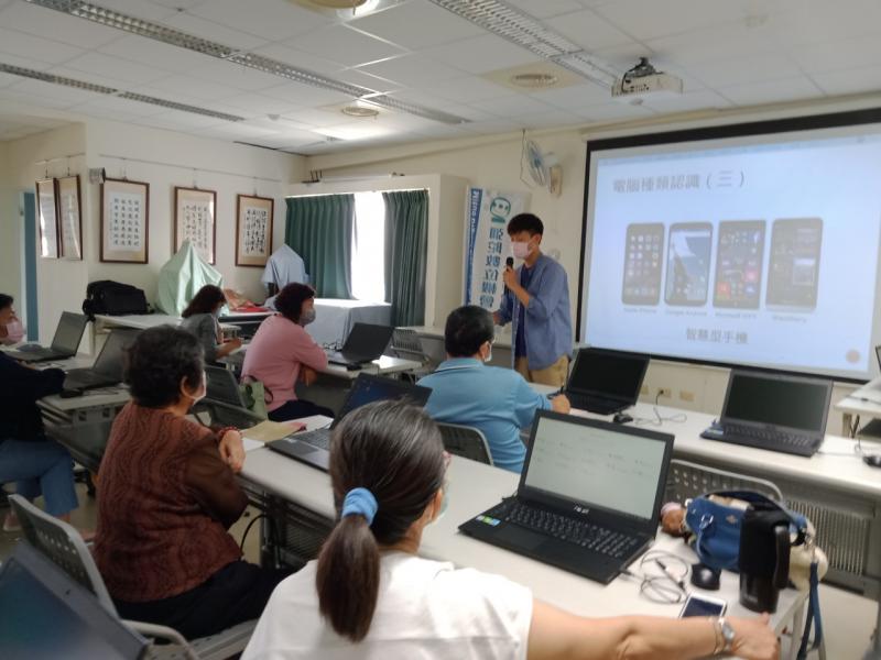 大哥大姐們都聽得很入神