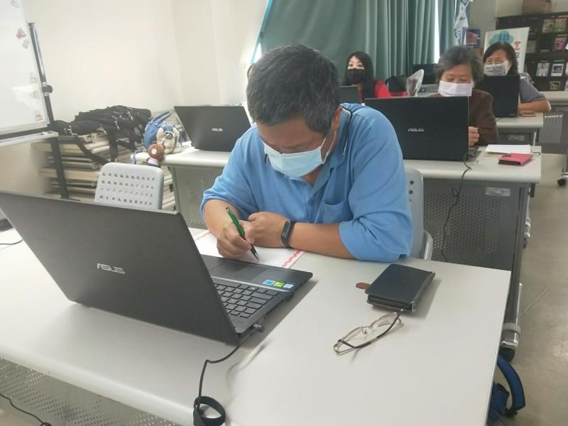 為了學習不怕路程遙遠，學員邊聽邊認真作筆記