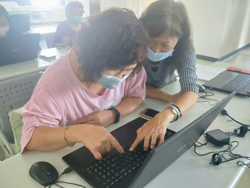 學員們互相幫忙