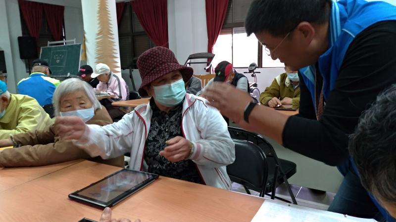 學員遇上手機操作不懂處詢問老師