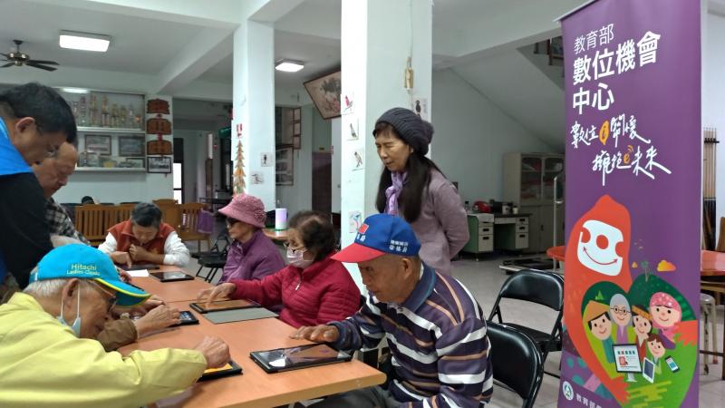 關懷站照服人員一同協助長輩使用平板