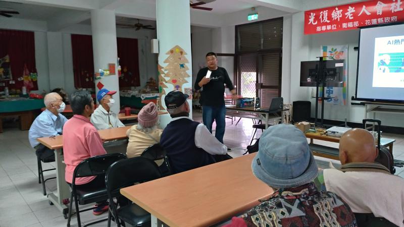 講師以手機示範操作語音系統