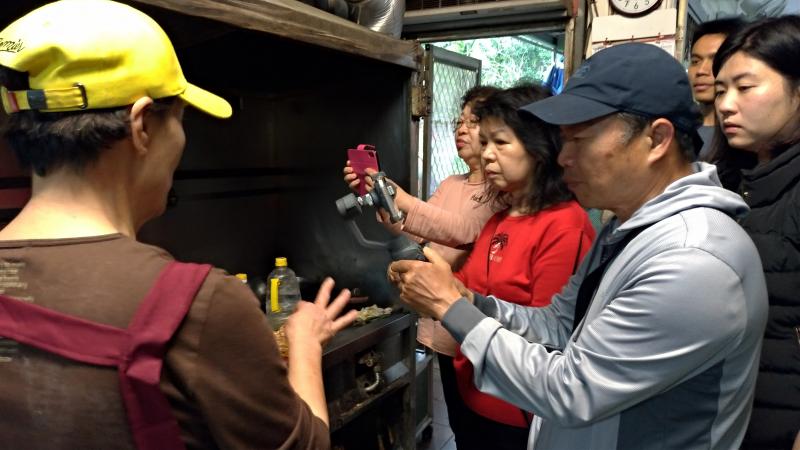 學員拍攝主廚烹飪畫面