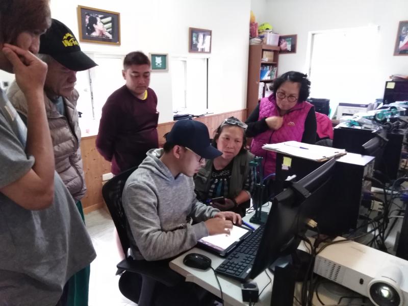 學員們看著老師示範工具列的使用方法及用途