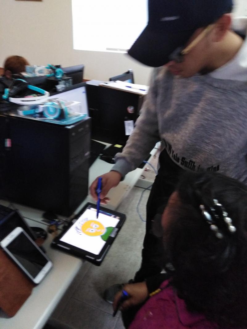 老師協助學員調整圖片的修編，讓自己的圖片更漂亮