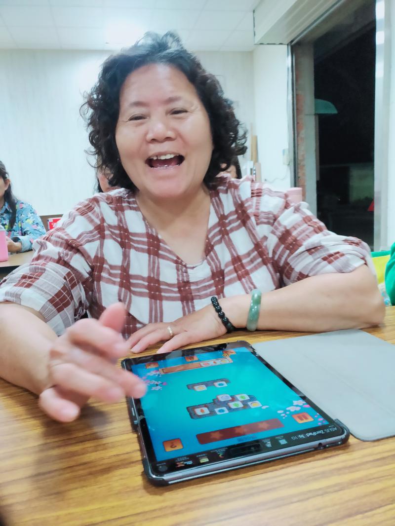 學員練習方塊大師APP遊戲，玩得很開心