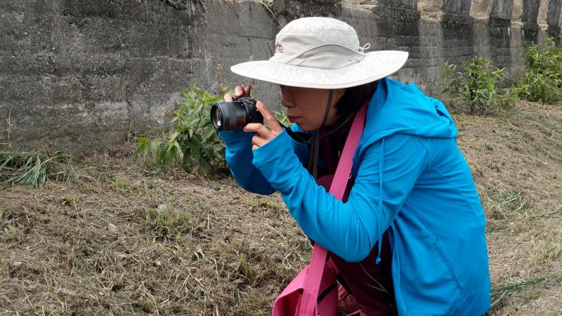 學員專業的攝影設備、專注的神情、耐心的等待，嬌客停住