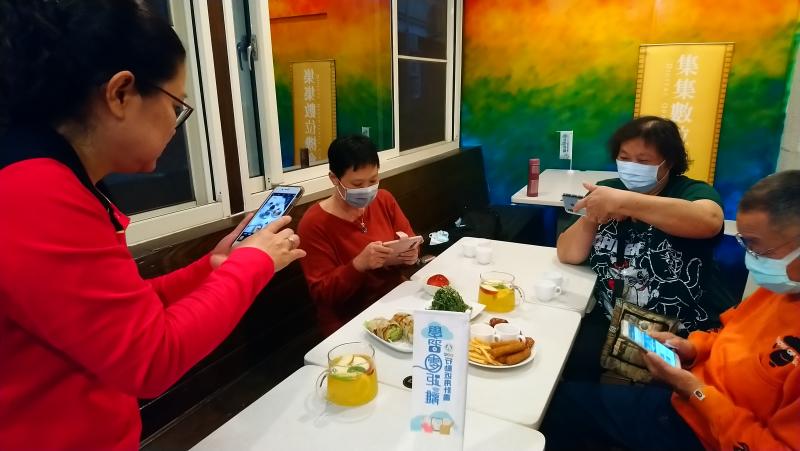 大家努力學習如何把食物拍得美美的，達到宣傳效果。