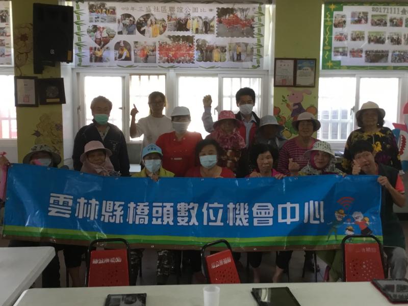 課程結訓社區長者留下紀錄
