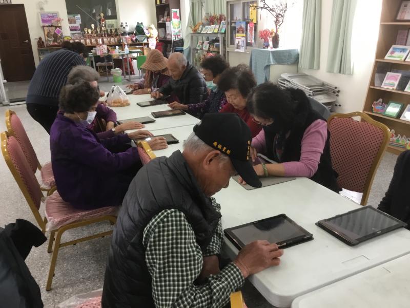 長者認真學習的畫面