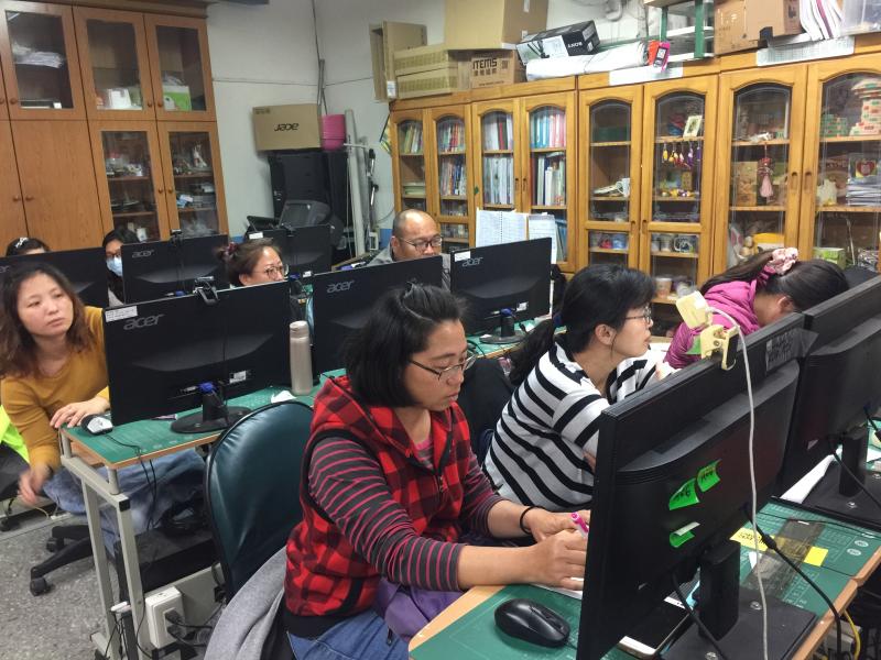 為提昇個人辦公室軟體處理的能力，學員努力學習。