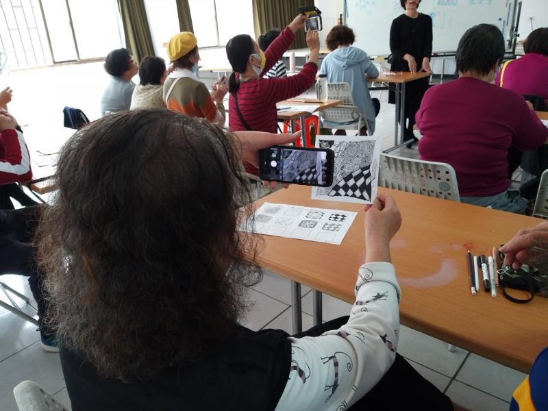 繞畫基本構圖，將個人成果數位方式，照相分享，把個人圖卡拼貼成團體成果，真是太棒了。