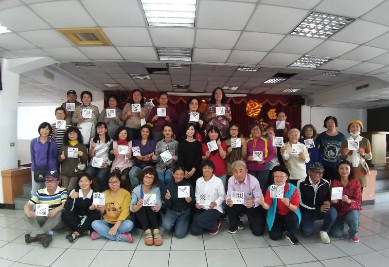 學員都是第一次初體驗，原來畫圖一點都不難，要的就是耐心，可愛的學員聚精會神地完成作品，比學生還要好學。