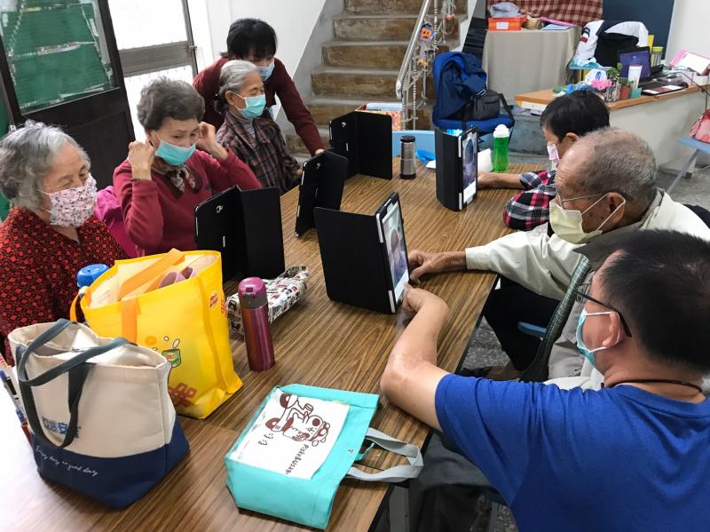 老師指導學員，如何拍照或拍圖，轉印製成杯墊圖