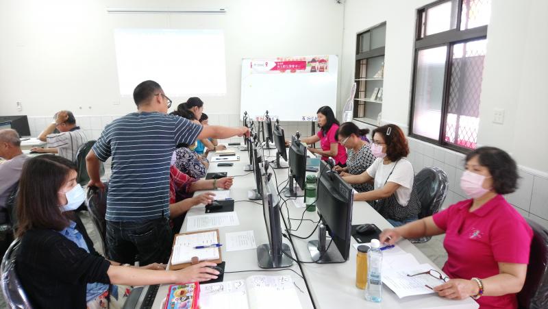 學員實際操作情形，講師與助教從旁協助