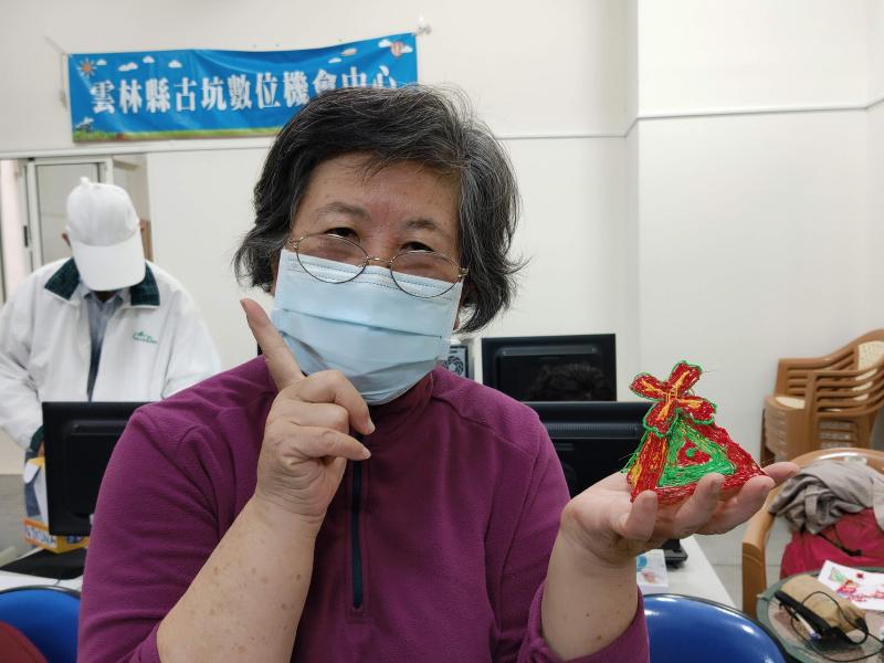 畫出五個三角形~再把他們合再一起，很簡單唷^^