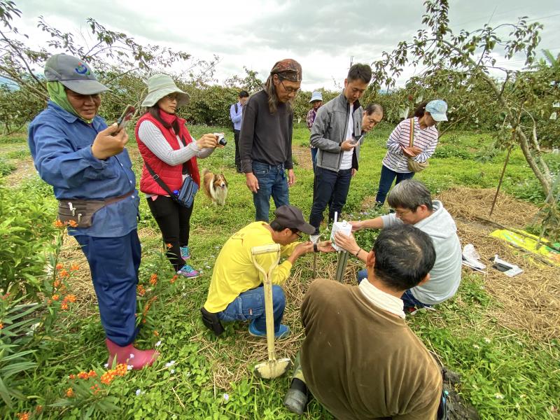 學員們圍繞觀看講師示範裝機作業