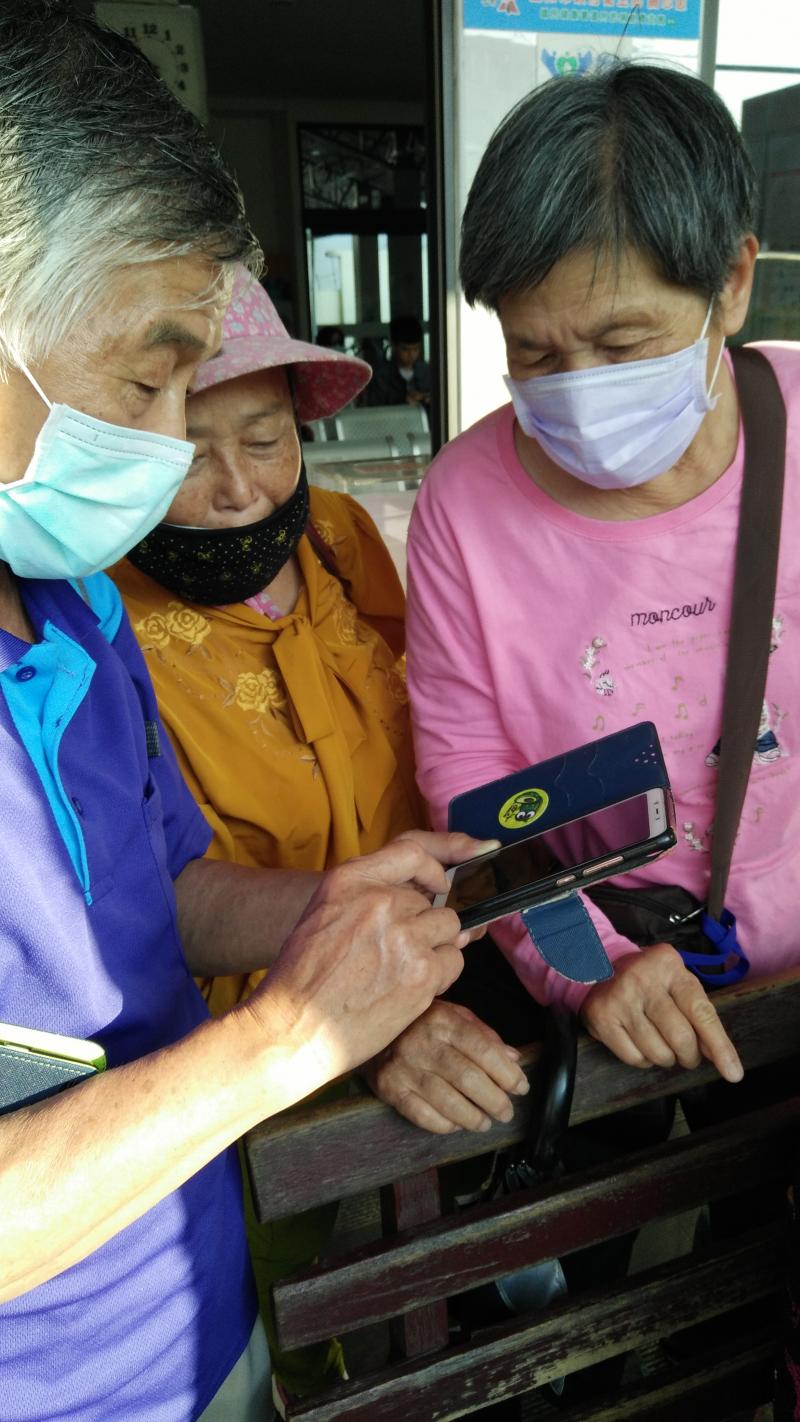 老師正在引導學員看公車APP