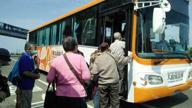大家依序上車使用電子票證搭乘