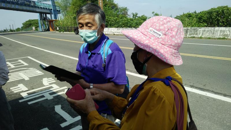 學員一邊看手機一邊看公車的最新路況訊息。