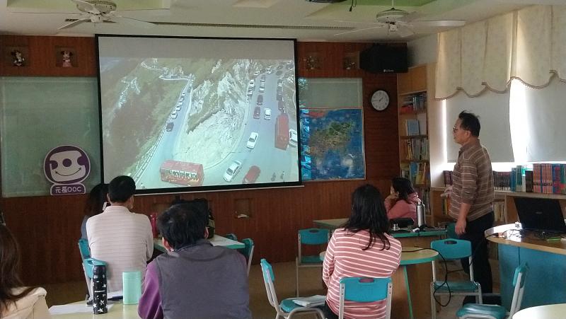 學校老師上課情形