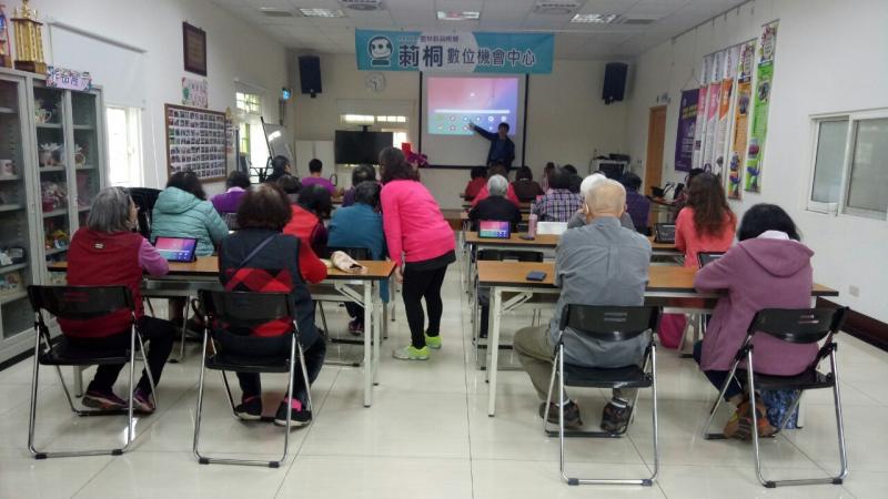 老師教導銀髮長者學員們學習如何使用平板來連接WiFi上網並使用PLAY商店來下載應用程式