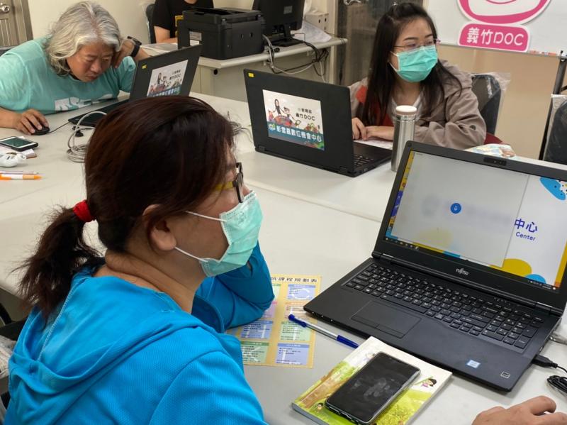 認真聽講的同學