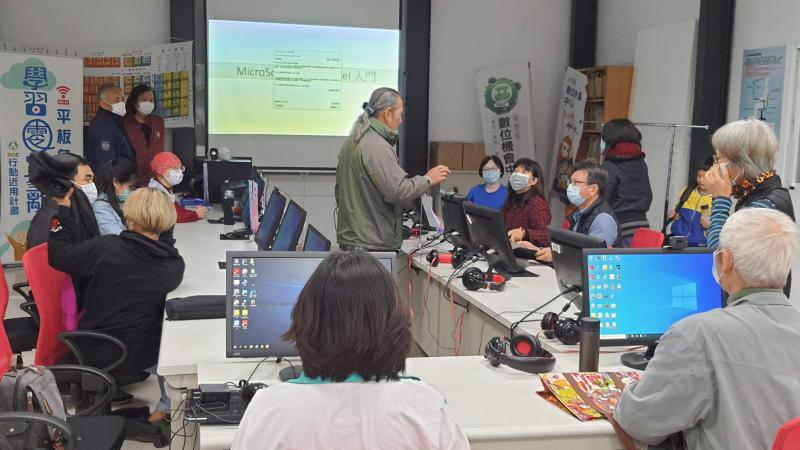 說明學習中心登出、入及競賽規則，登入必備的資料。